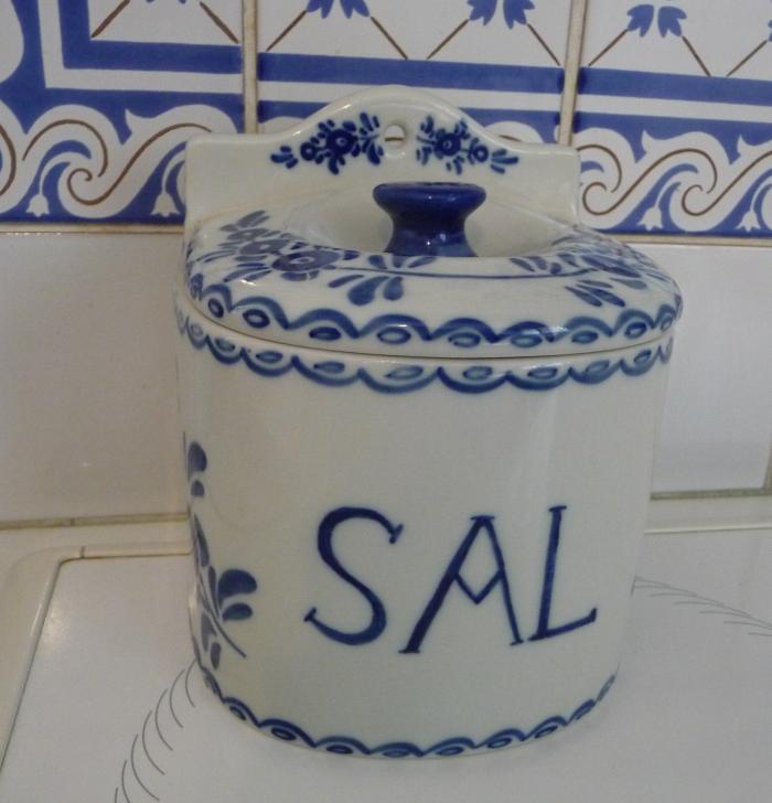 Ceramic salt pot