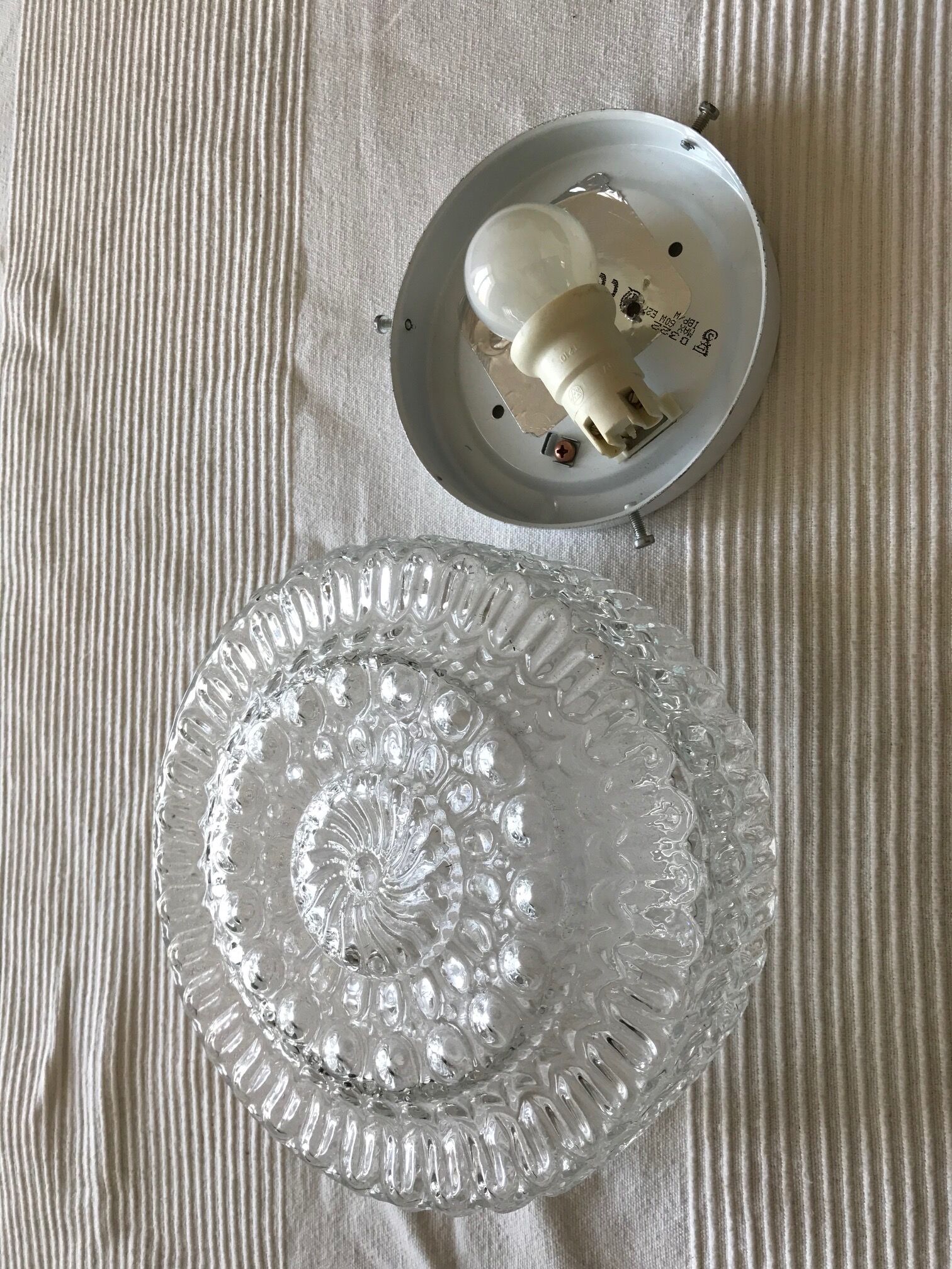 Round ceiling light in chiseled glass