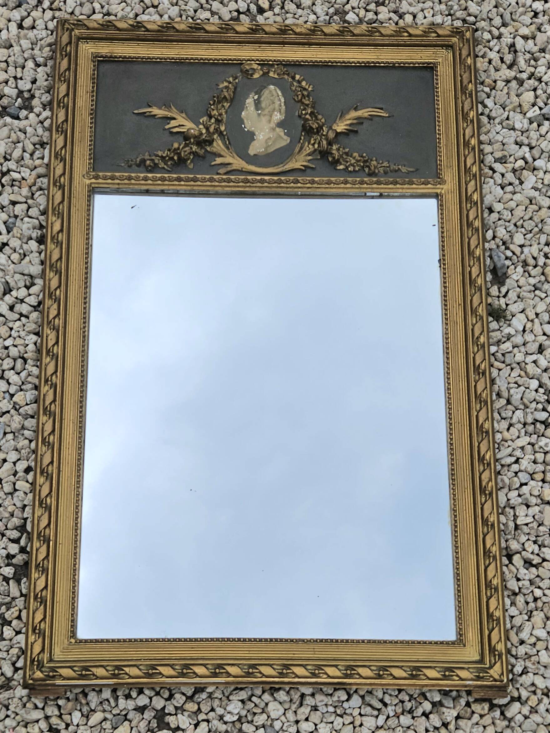 Miroir trumeau à decor d'un médaillon de femme 106cm haut