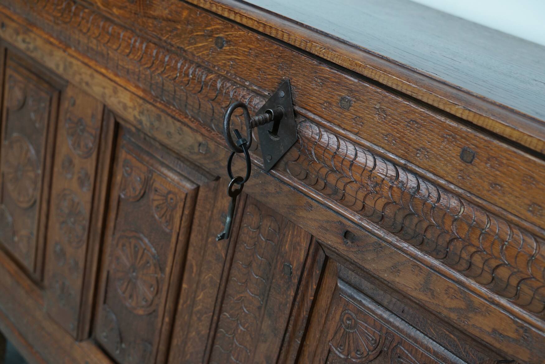 Commode / table d'appoint en chêne sculpté hollandais du milieu du XVIIIe siècle