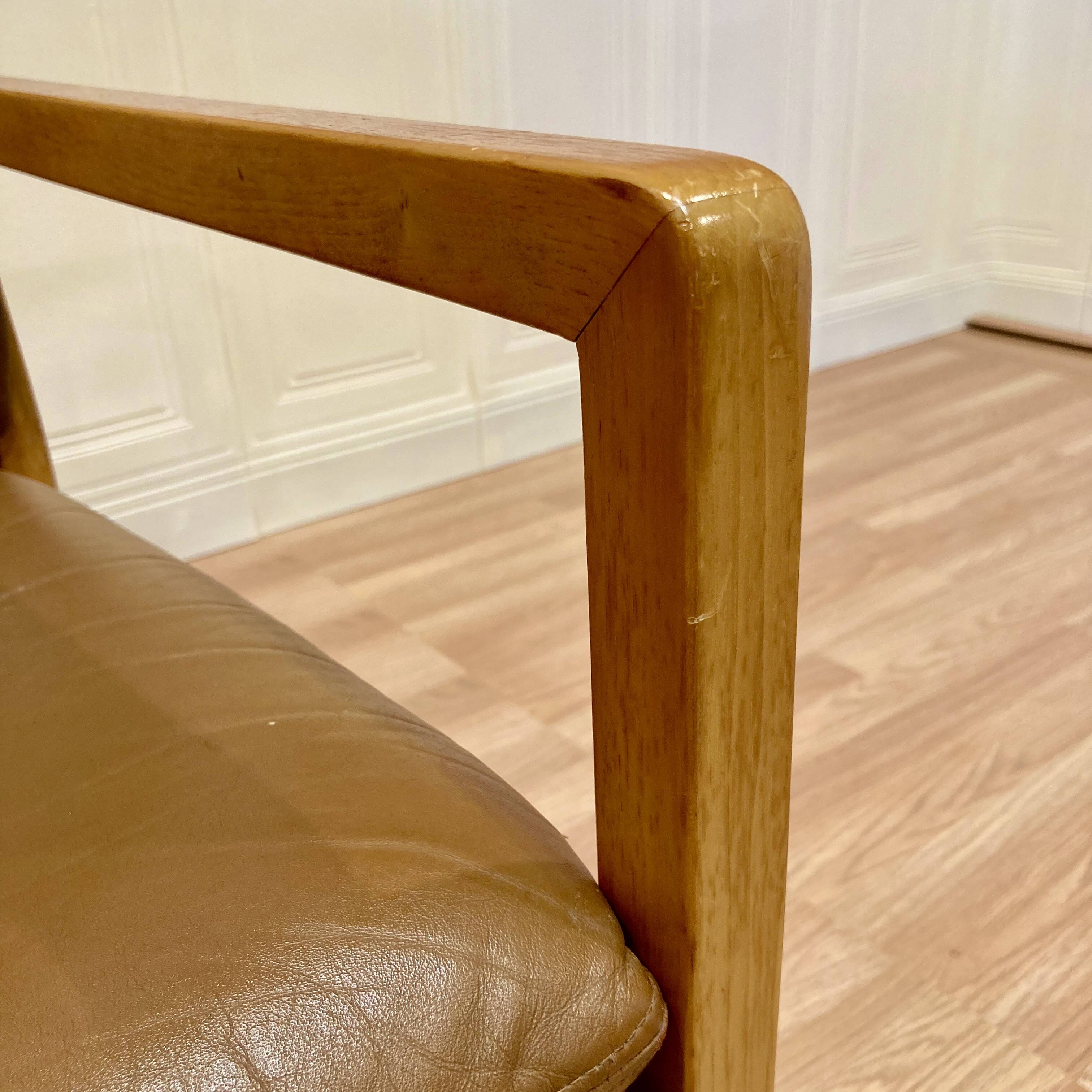 Fauteuil cuir design scandinave "Bernt Petersen" 1960.