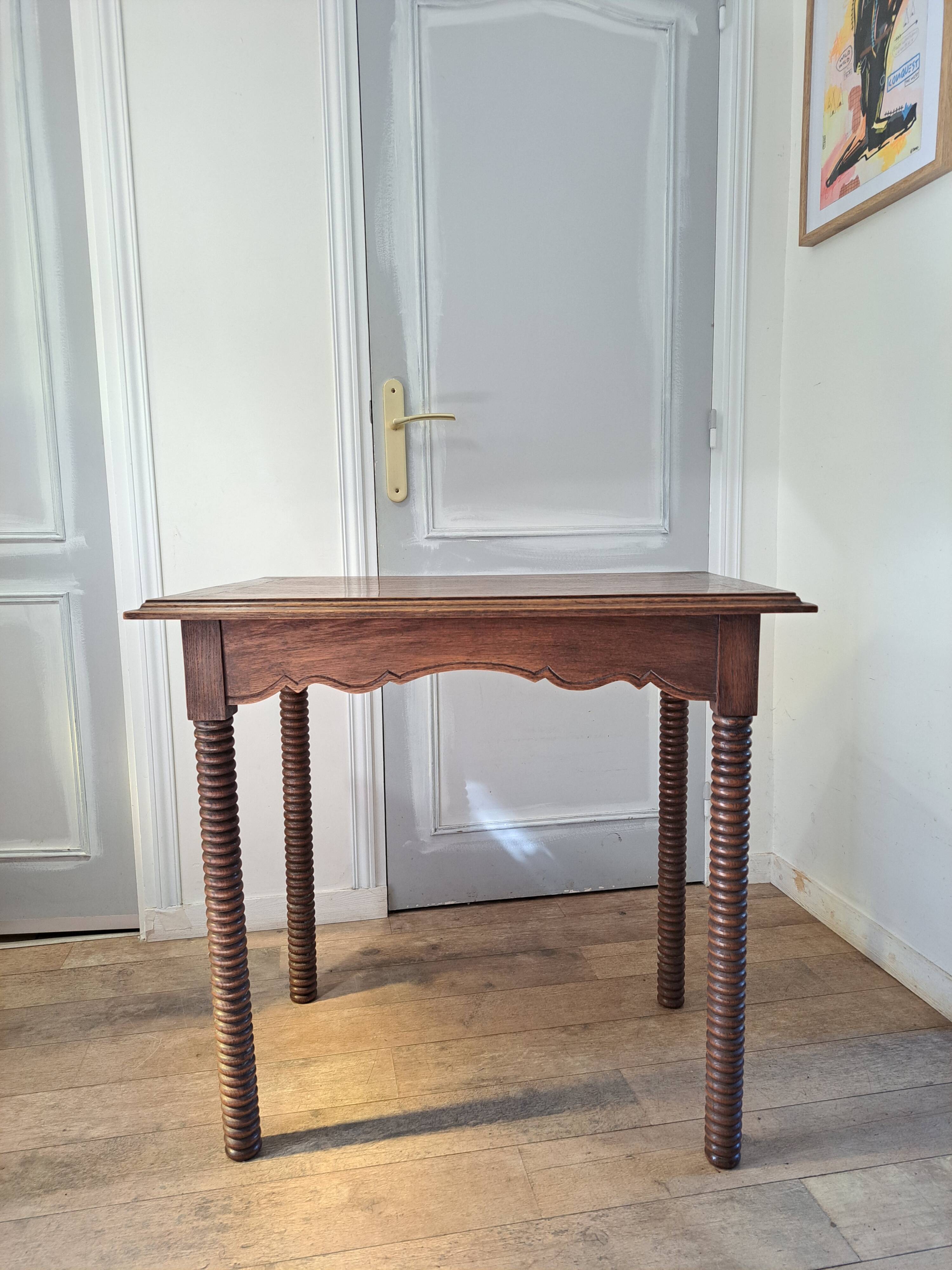 Desk with turned legs