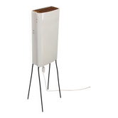 Lampadaire moderne du milieu du siècle sur pieds en fer avec abat-jour en plastique et accent en bois