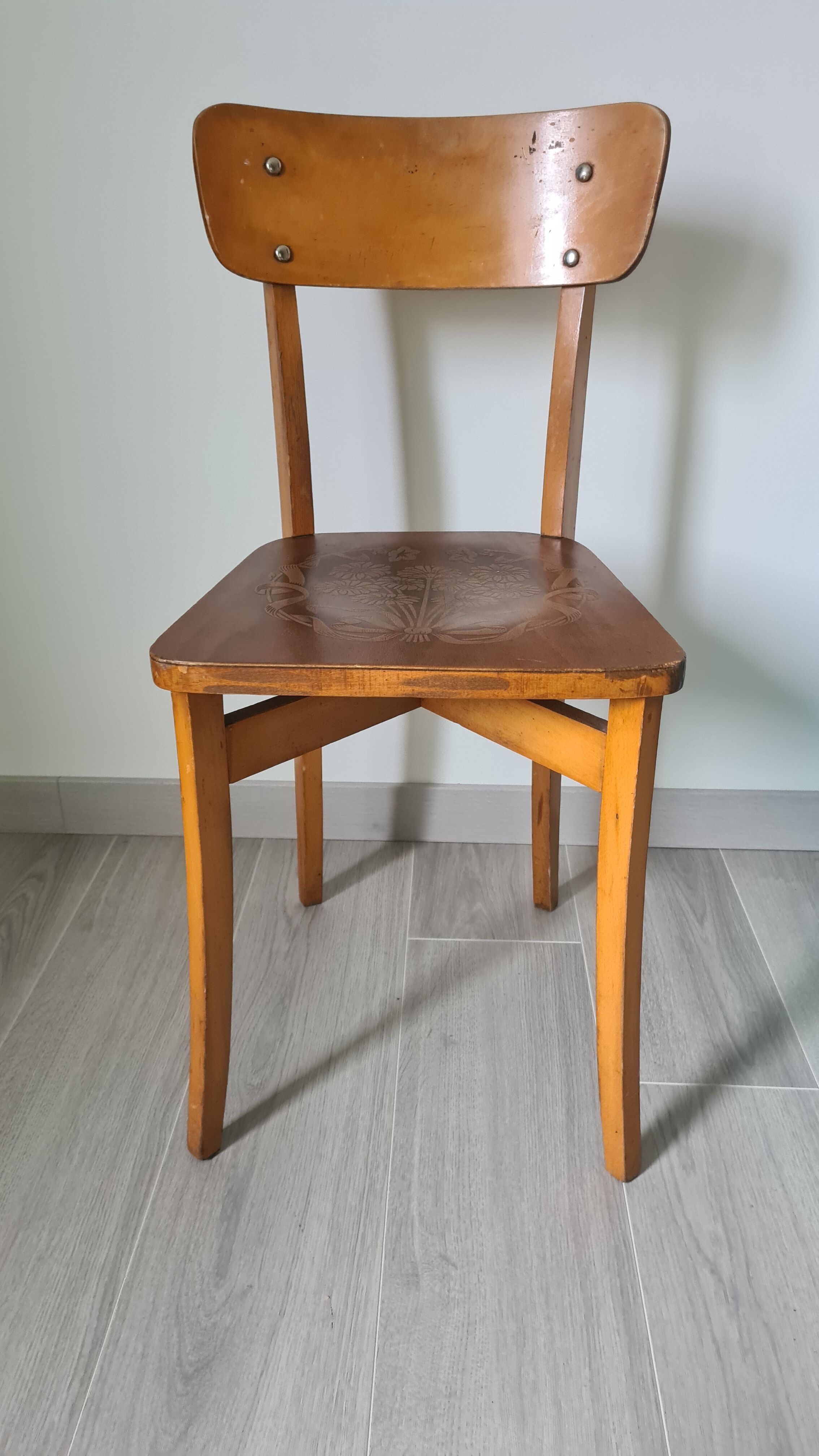 Chaise de bistrot gravée en hêtre