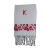 Serviette dammassée rouge et blanc avec initiale "h"