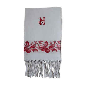 Serviette dammassée rouge et blanc avec initiale "h"