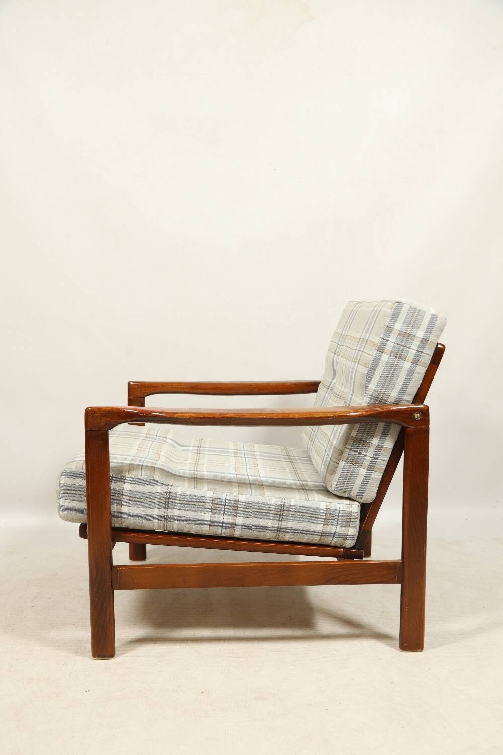 Fauteuil vintage, coussins à carreaux neufs, état d'origine du bois des années 1970