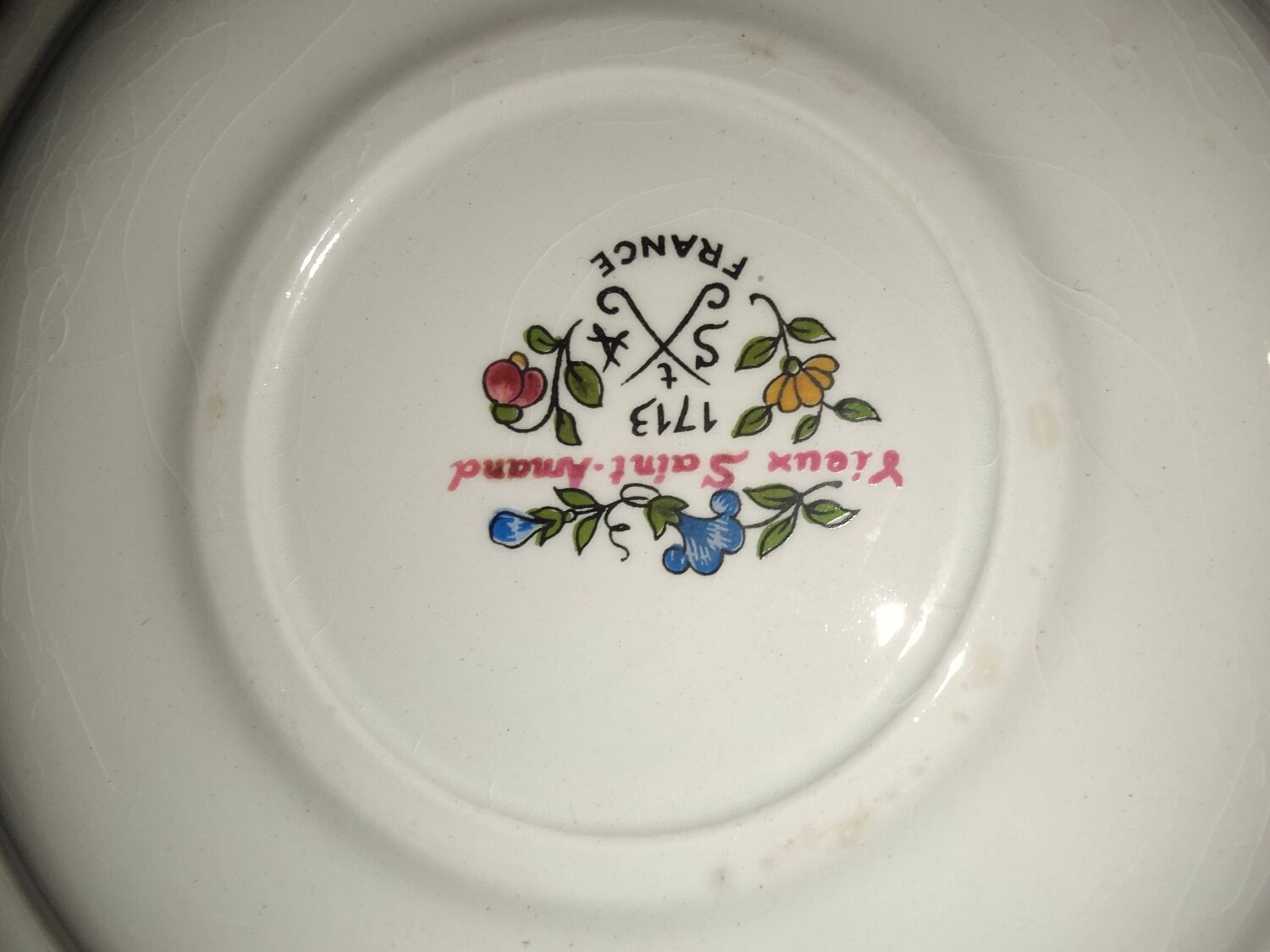 Plate Vieux Saint Amand 1713 with chantournés edges with floral motif