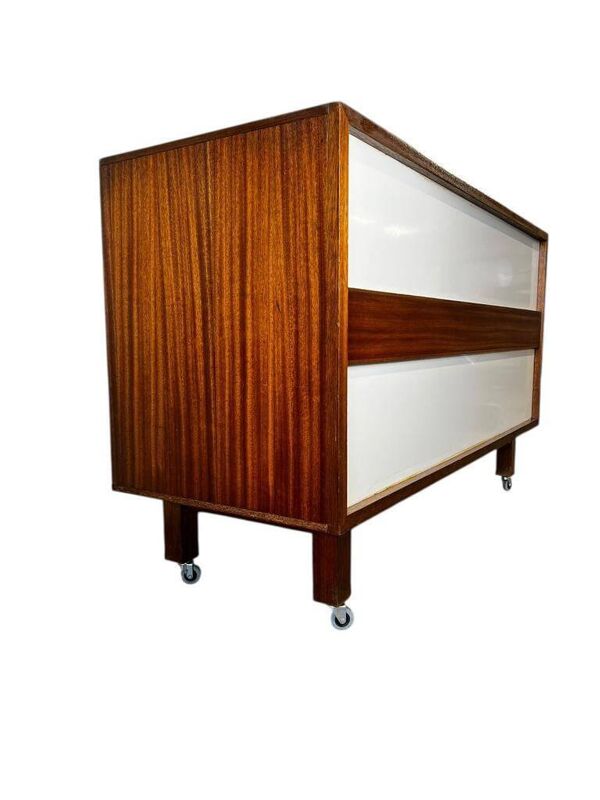 Comptoir de magasin vintage en bois sur roulettes