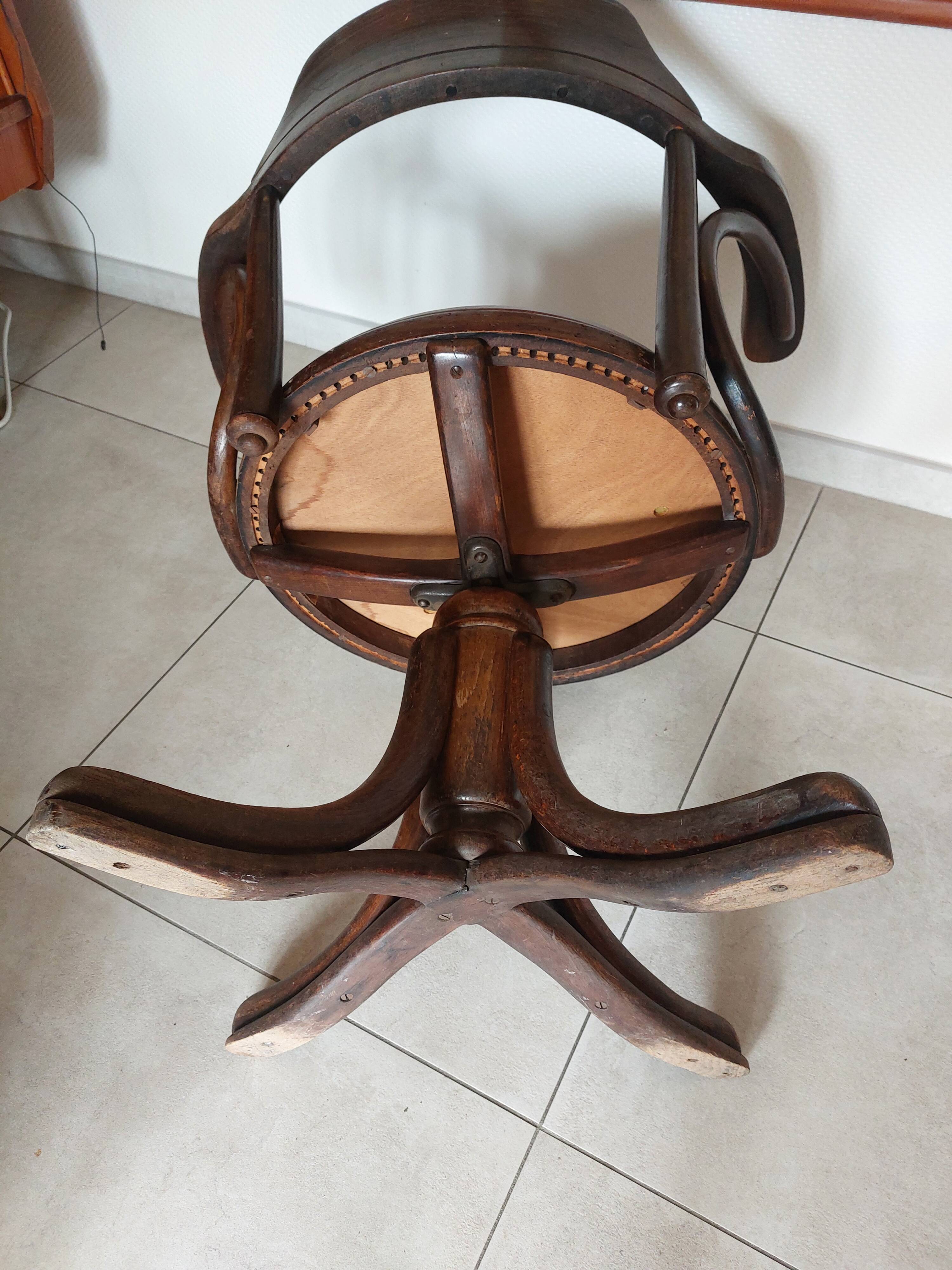 Thonet armchair, swivel, in wood and faux leather.