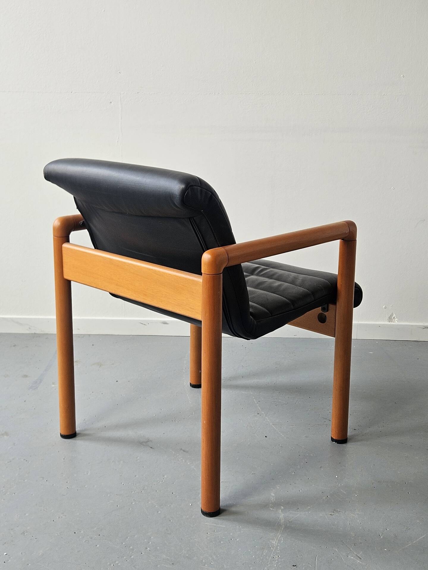 Pair of vintage Flototto armchairs in leather and wood, 1980s.