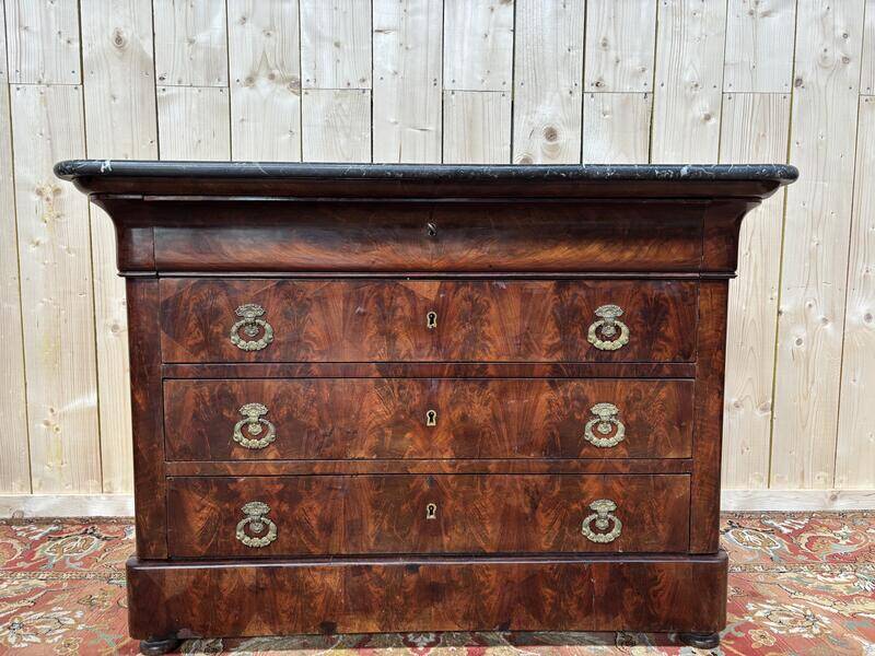 Commode époque restauration en placage d'acajou flammé