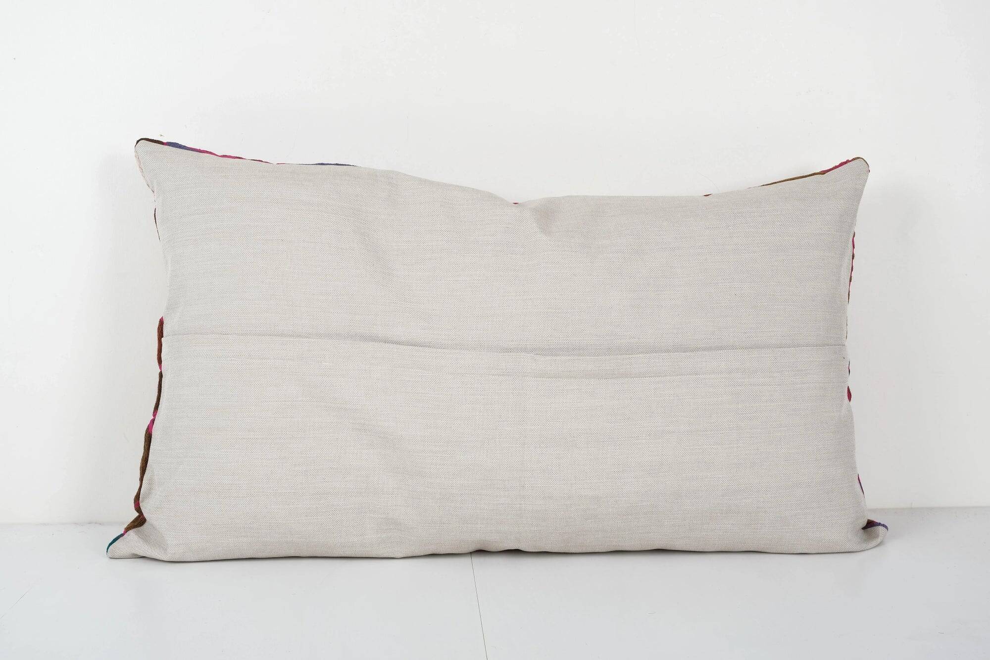 Housse de coussin brodée vintage 84x56 cm