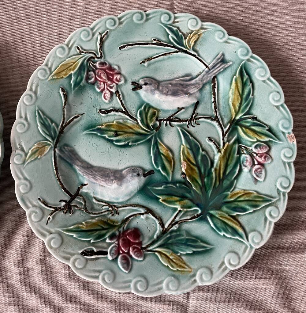 Duo of plates in barbotine decorated with two birds on a fruit tree
