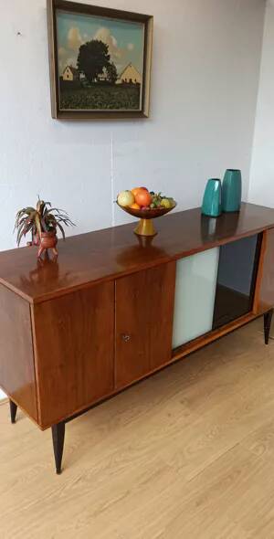 Buffet long moderniste des années 1970.