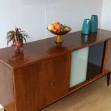 Buffet long moderniste des années 1970.