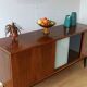Buffet long moderniste des années 1970.
