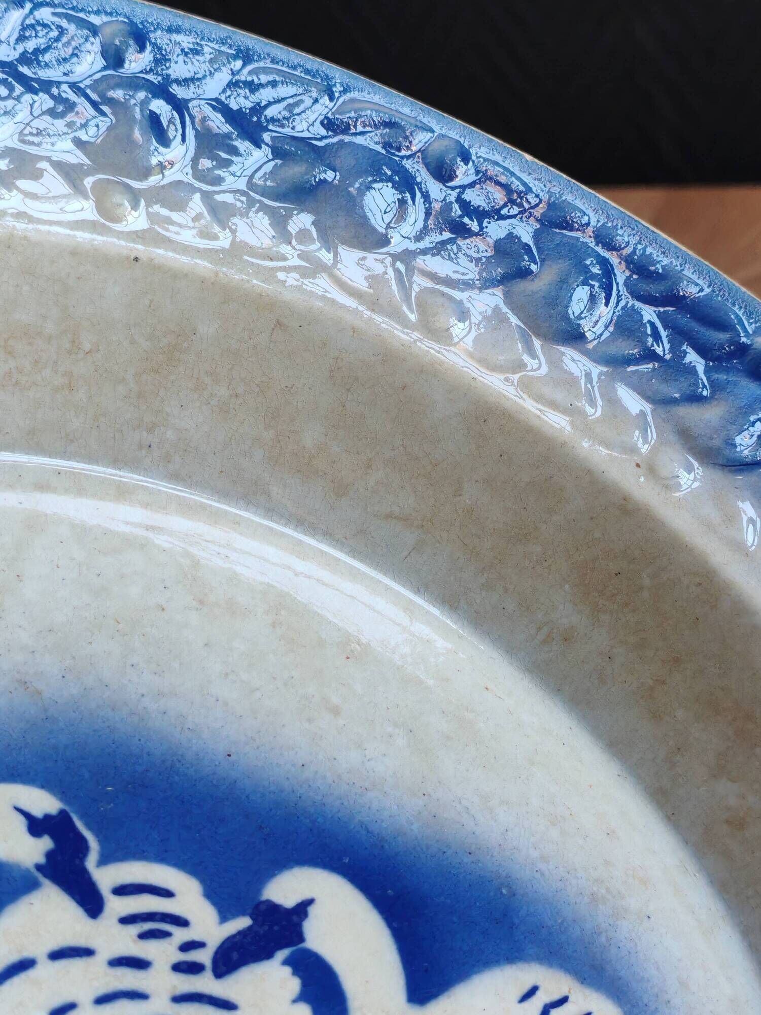 Hollow plate Moulin des Loups Hamage France, blue and white swan decoration.