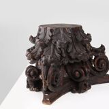 Un ancien chapiteau de colonne corinthienne sculpté à la main, France, XVIIIe siècle