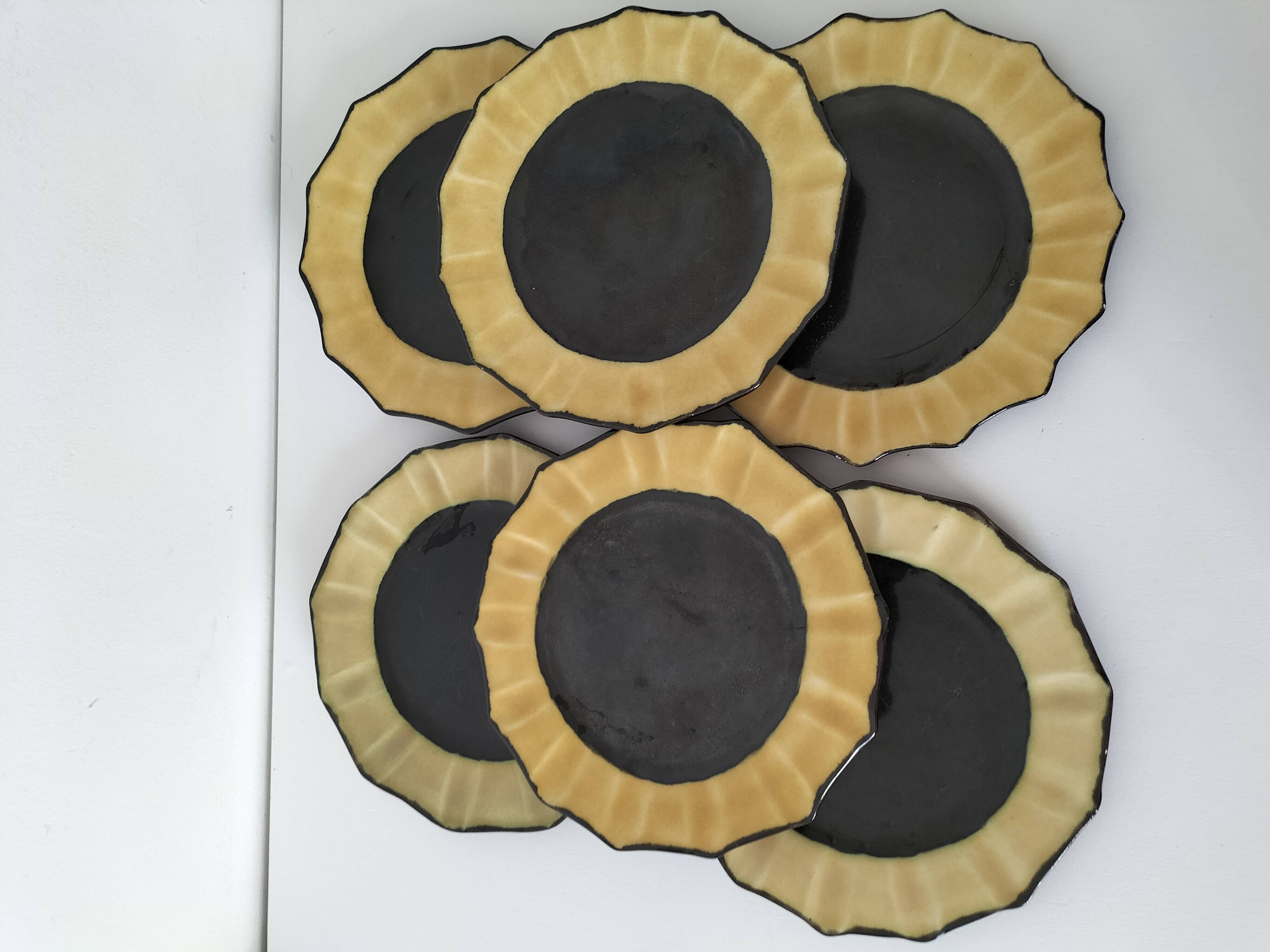 6 ceramic dessert plates shaped like a sunflower, signed CB.