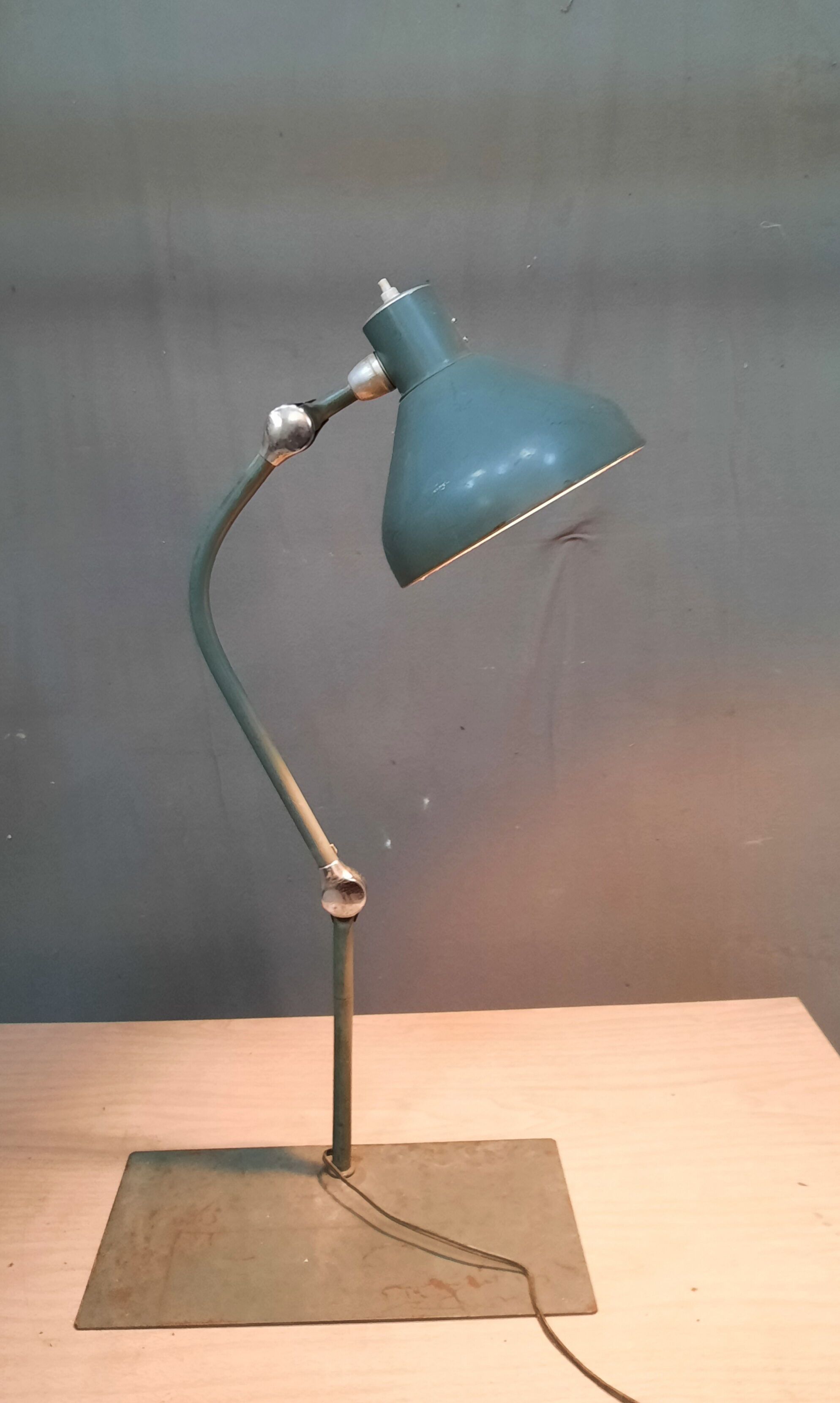 Articulated metal industrial lamp