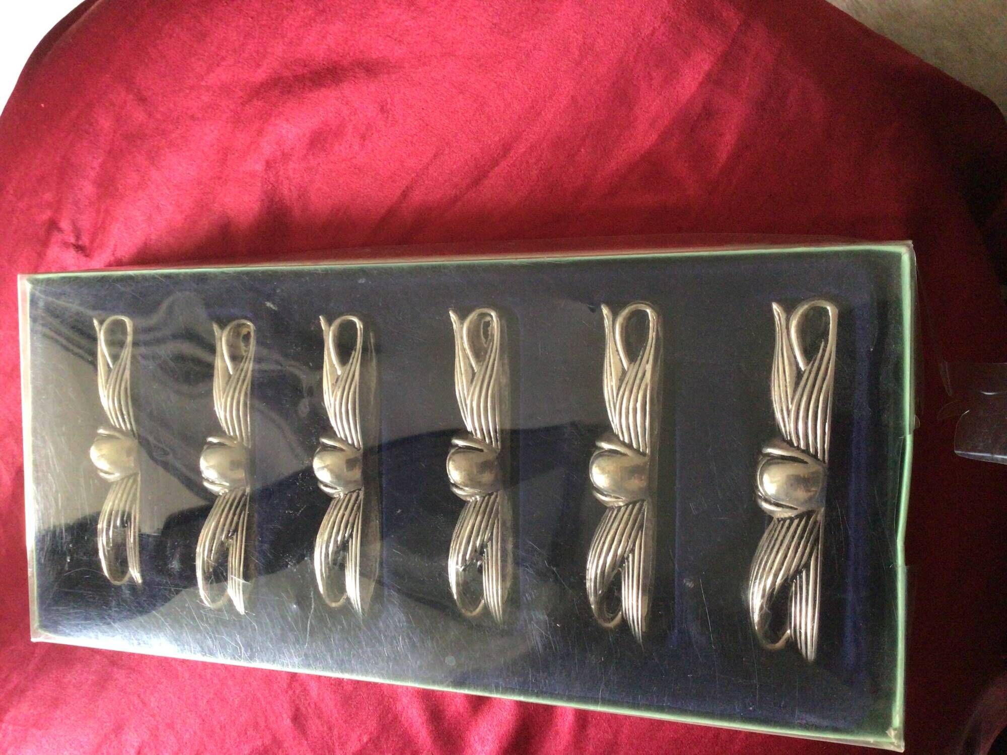 Knife holder with bow pattern
