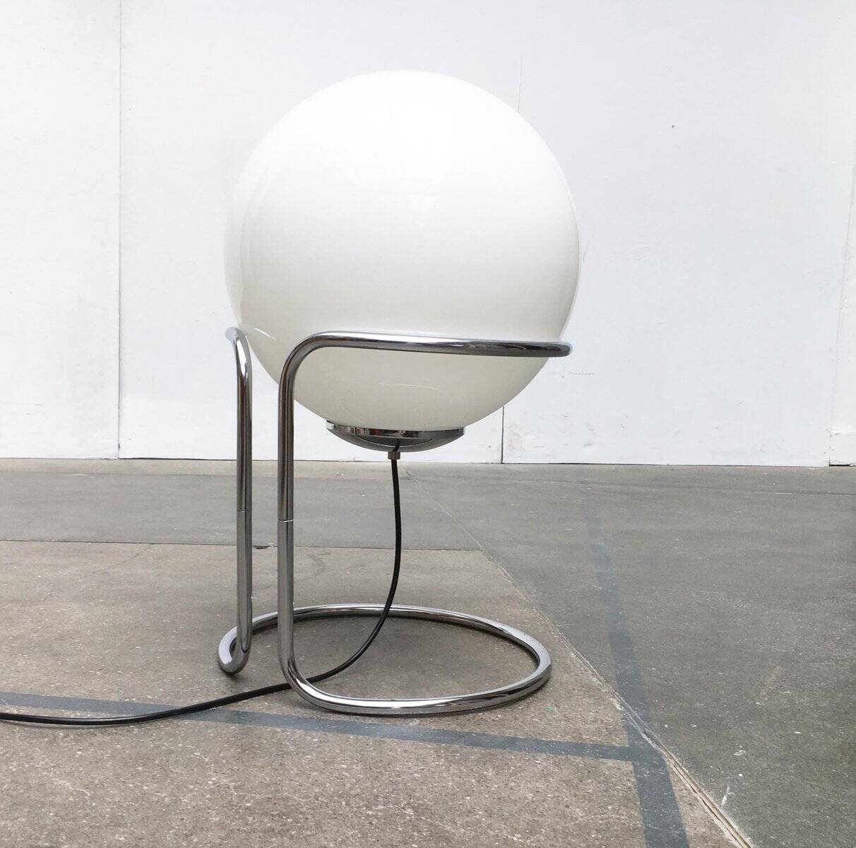 Vintage globe floor lamp in glass and chrome from the space age.