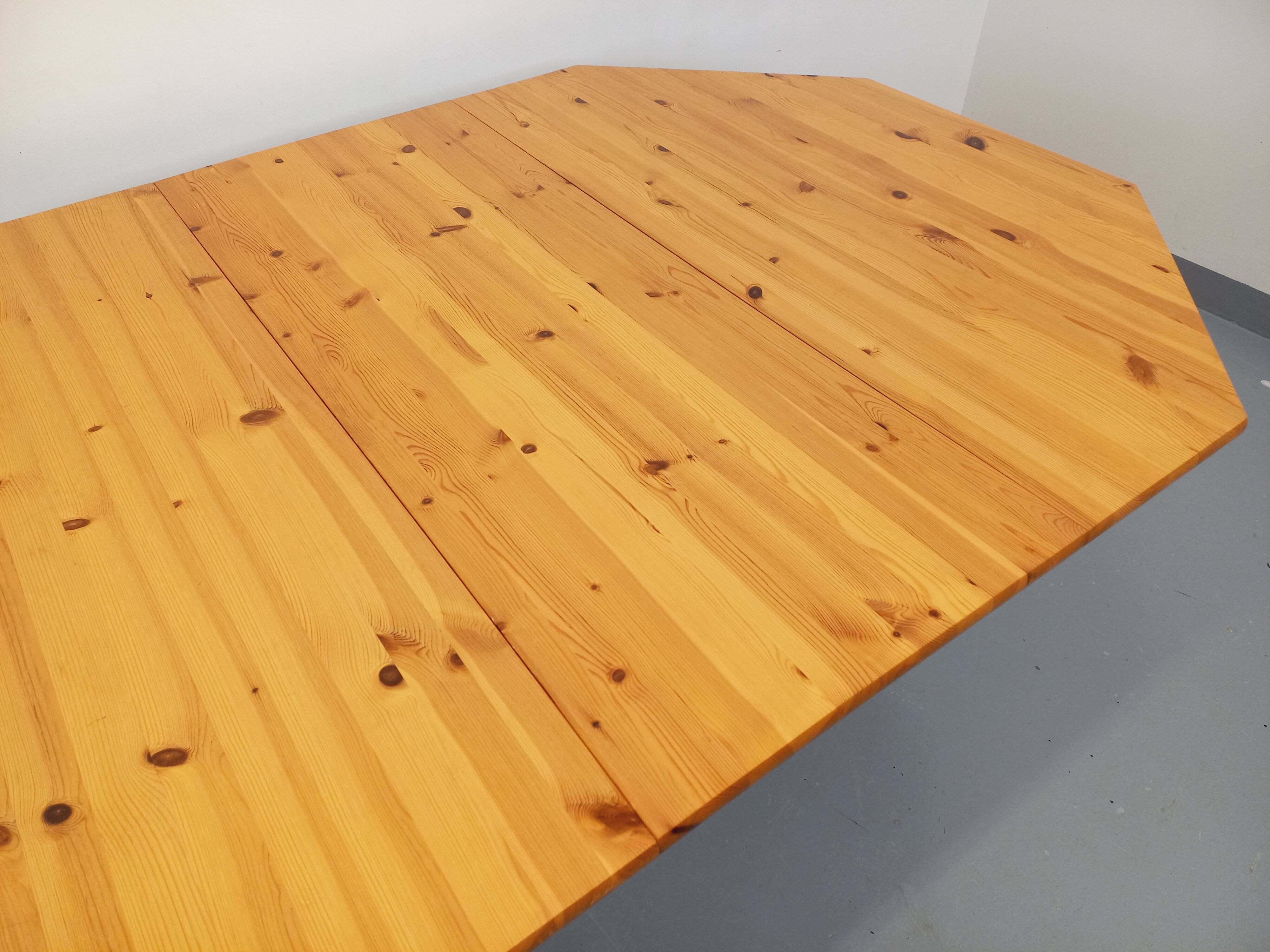 Vintage octagonal dining table from the 1980s in pine with an extension.