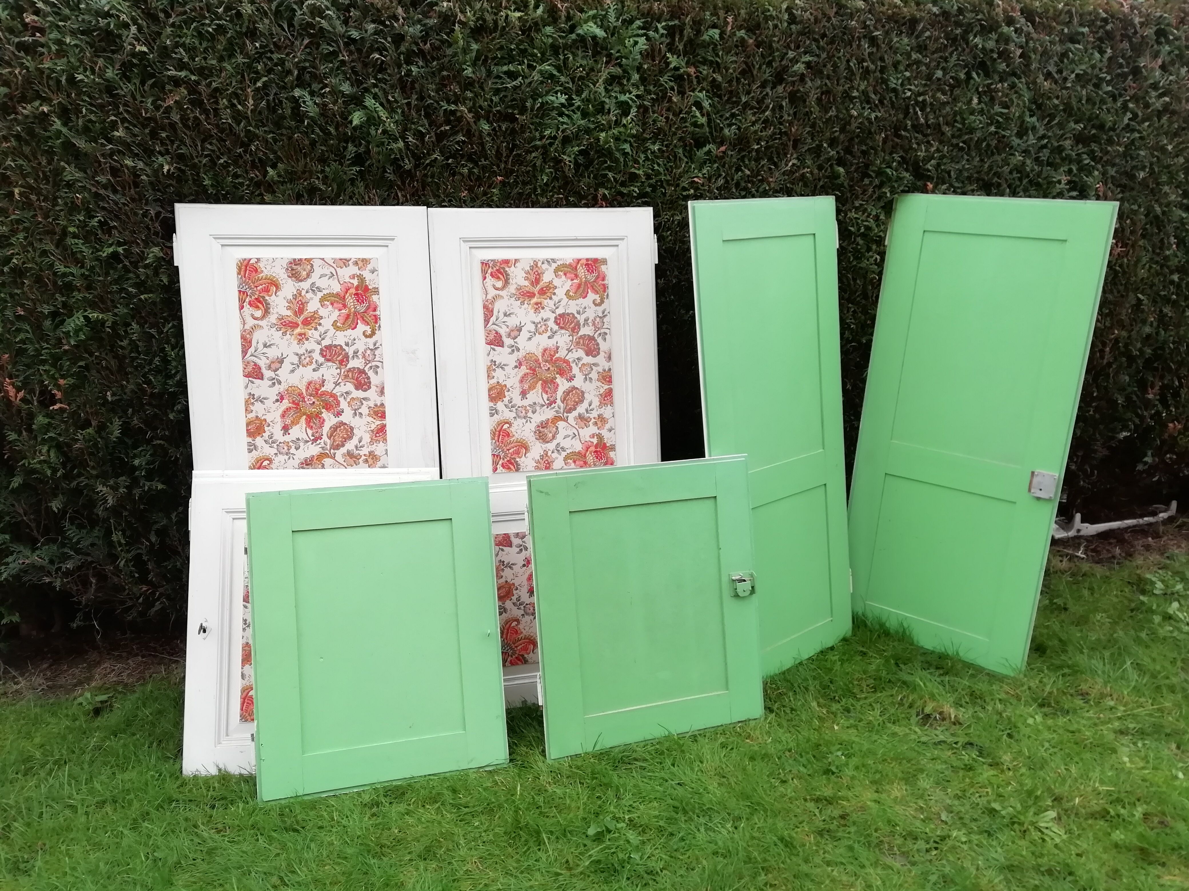 Lot 8 portes anciennes pour placards sapin massif
