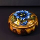 Old candy maker in glossy porcelain