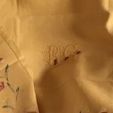 Yellow linen table centre