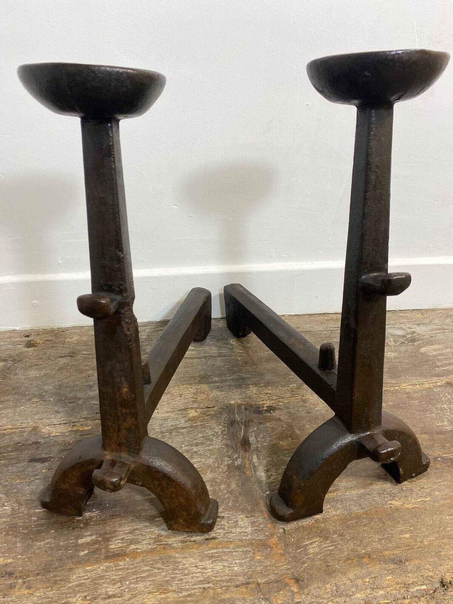 Paire de chenets anciens en fonte, décor rustique, vers 1900