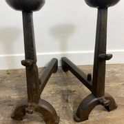 Paire de chenets anciens en fonte, décor rustique, vers 1900