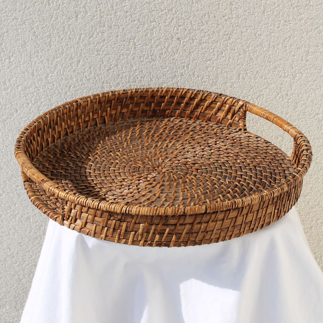 Round braided rattan tray