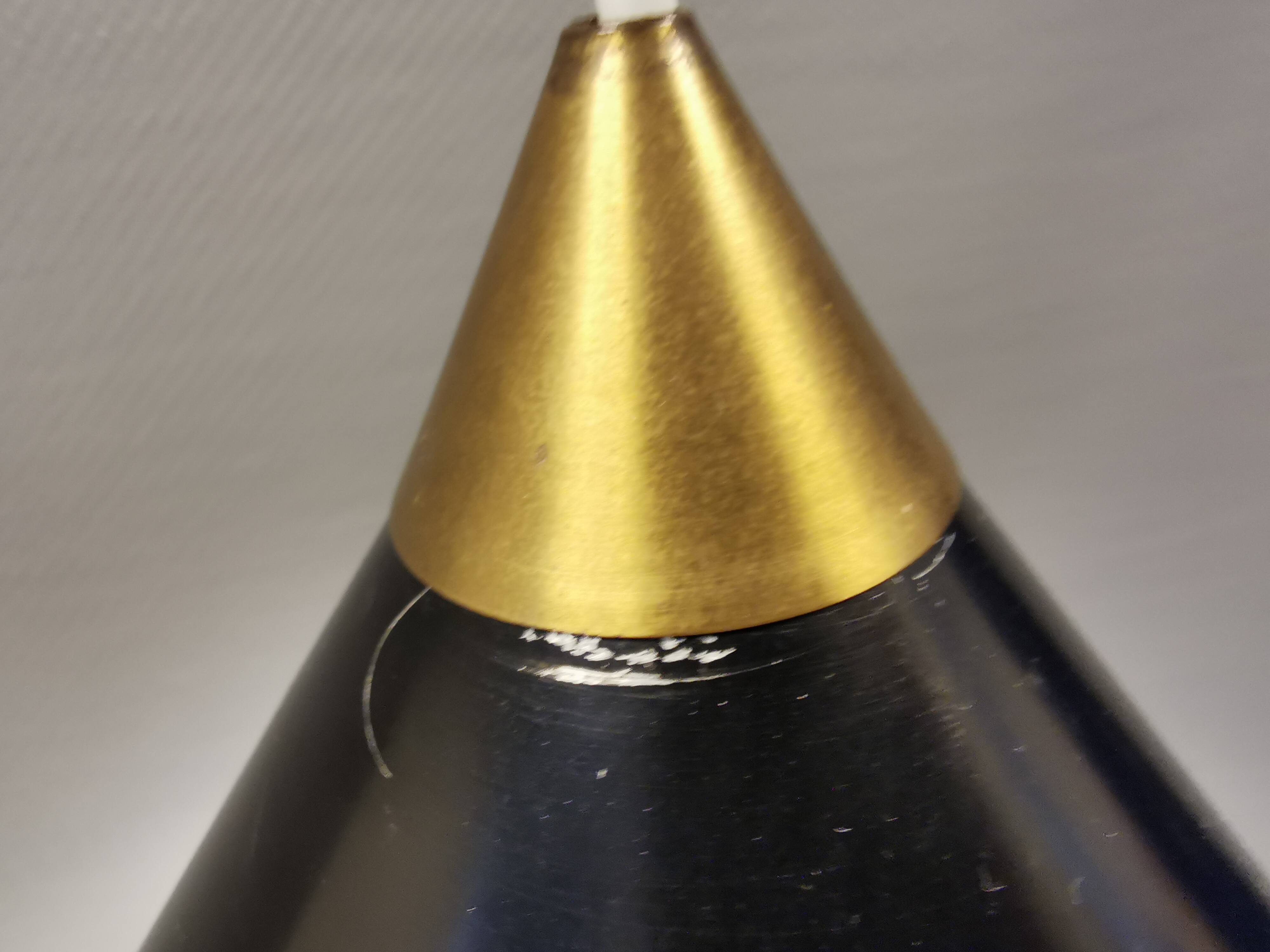 Suspension cône produite par le danois Lyfa en belle laque noire avec abat-jour perforé et dessus en laiton.