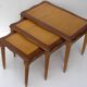 Vieille ensemble mid century ensemble de 3 tables  gigogne