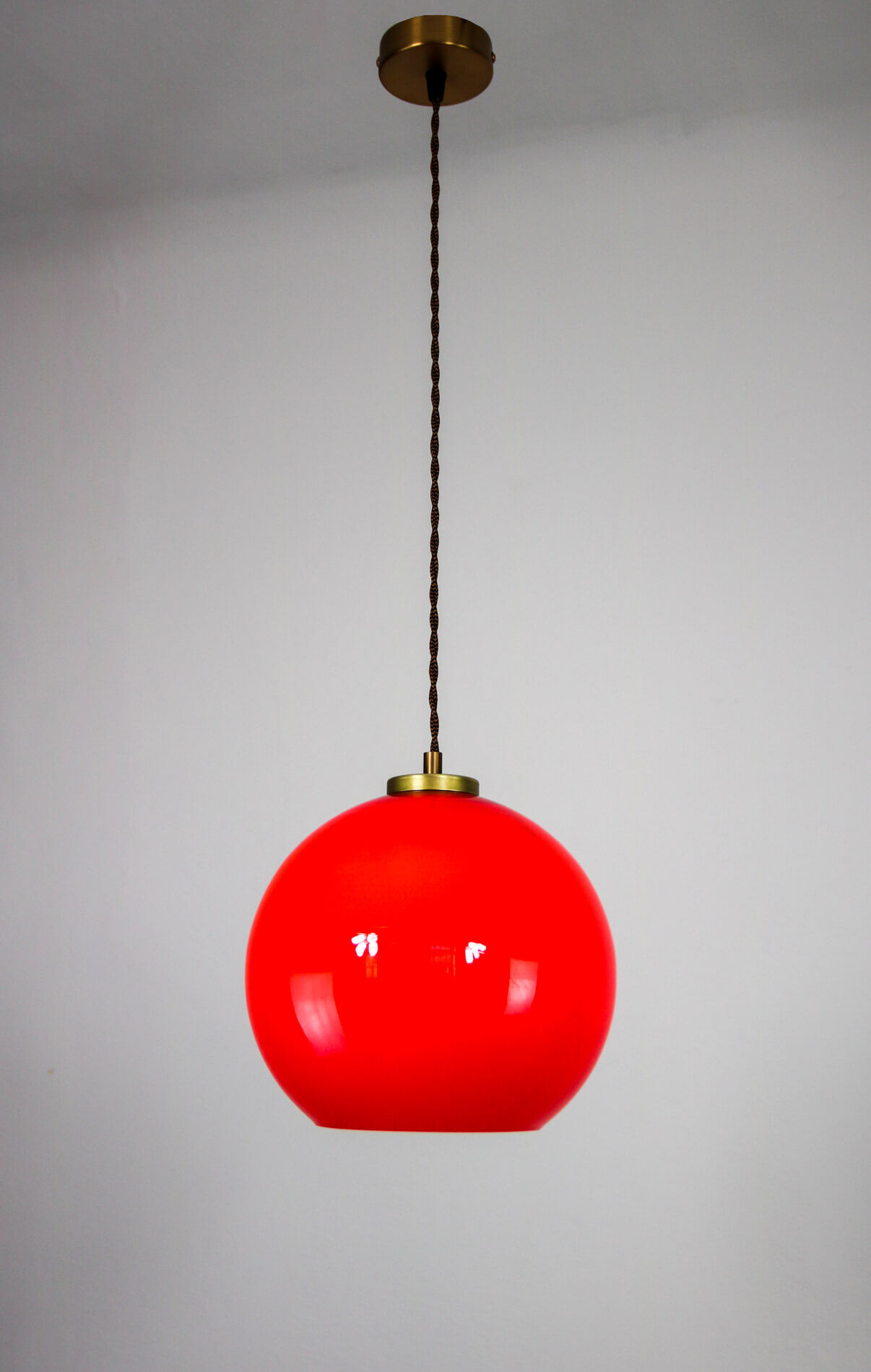 Suspension en verre rouge du milieu du siècle