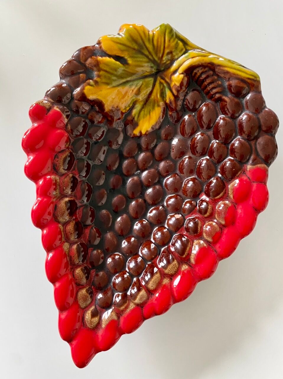 Slurry dish in the shape of a bunch of grapes