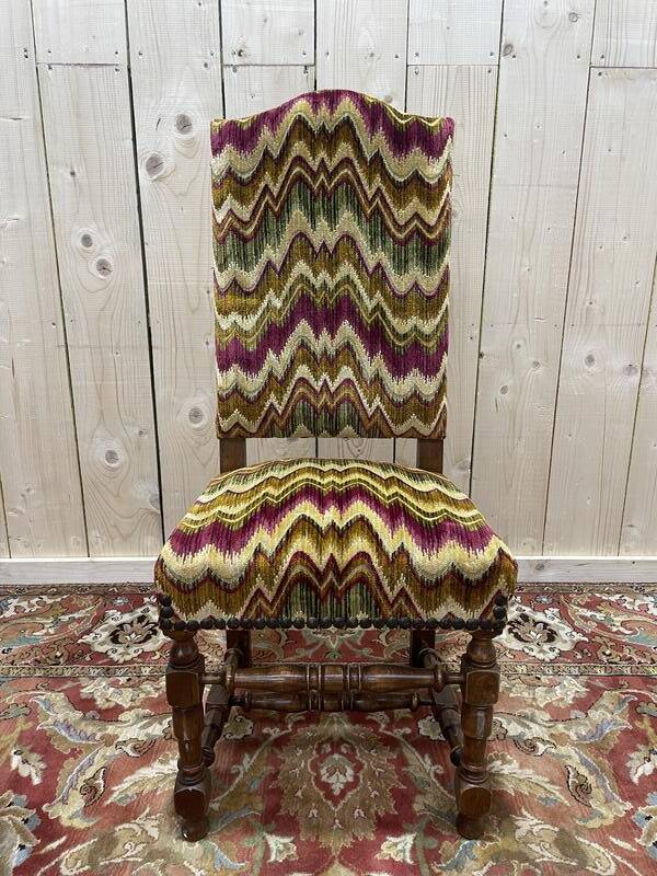 4 chaises de style Louis XIII en bois tournés et velours