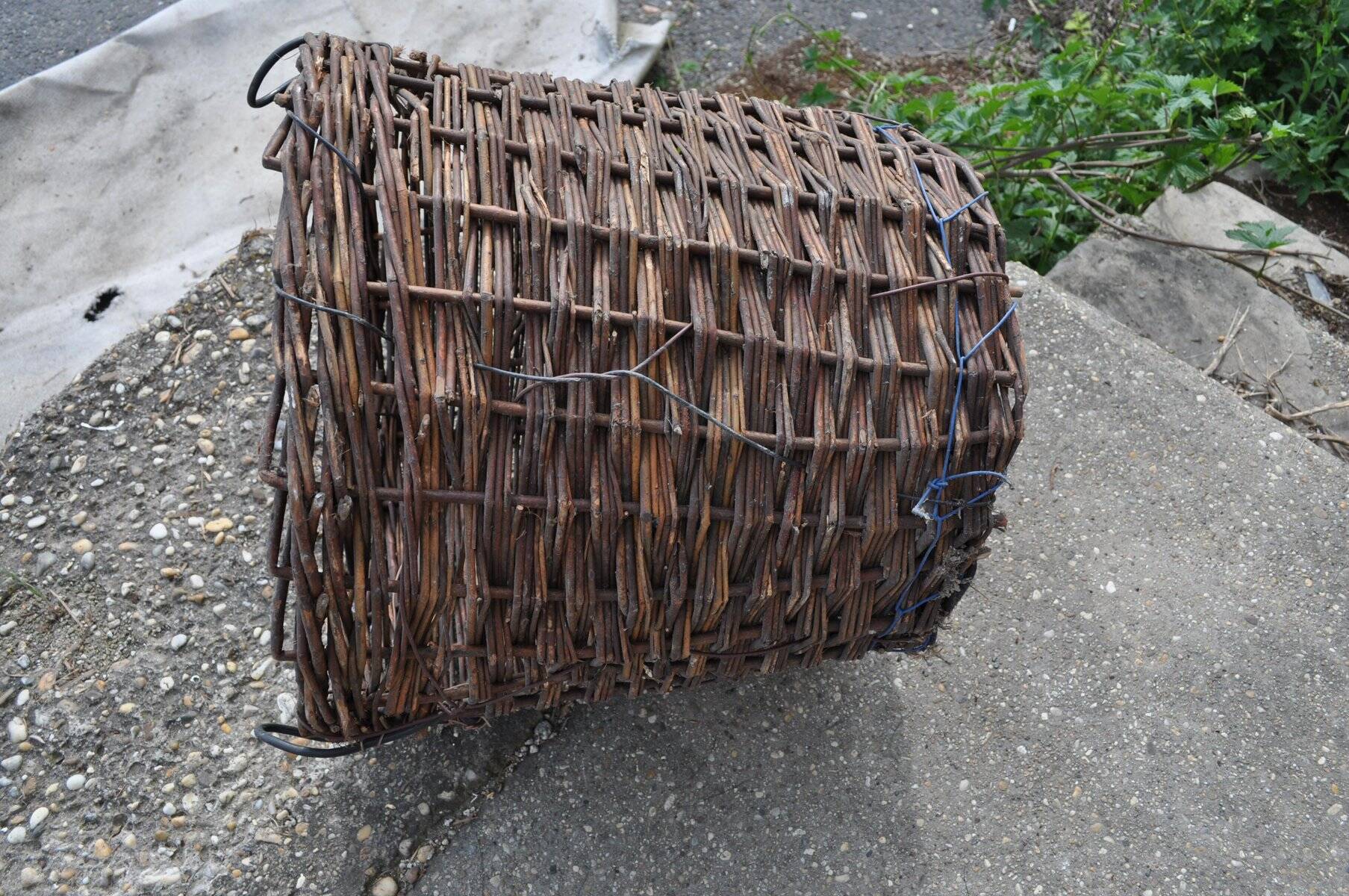 Brown woven vintage Hungarian wicker basket, reinforced edge and metal handles, 1940s.