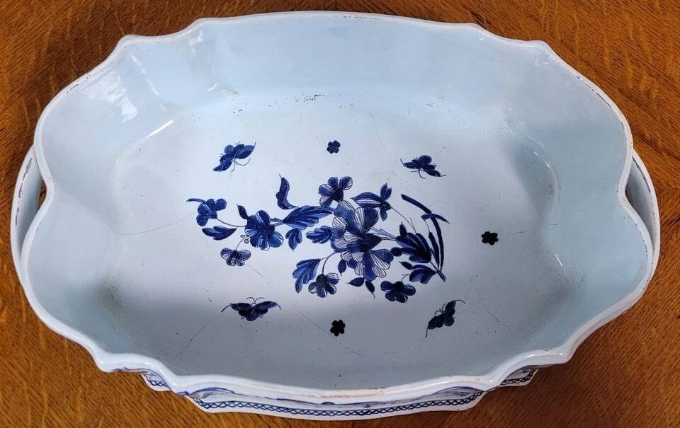 Important ceramic planter with monochrome blue decoration.