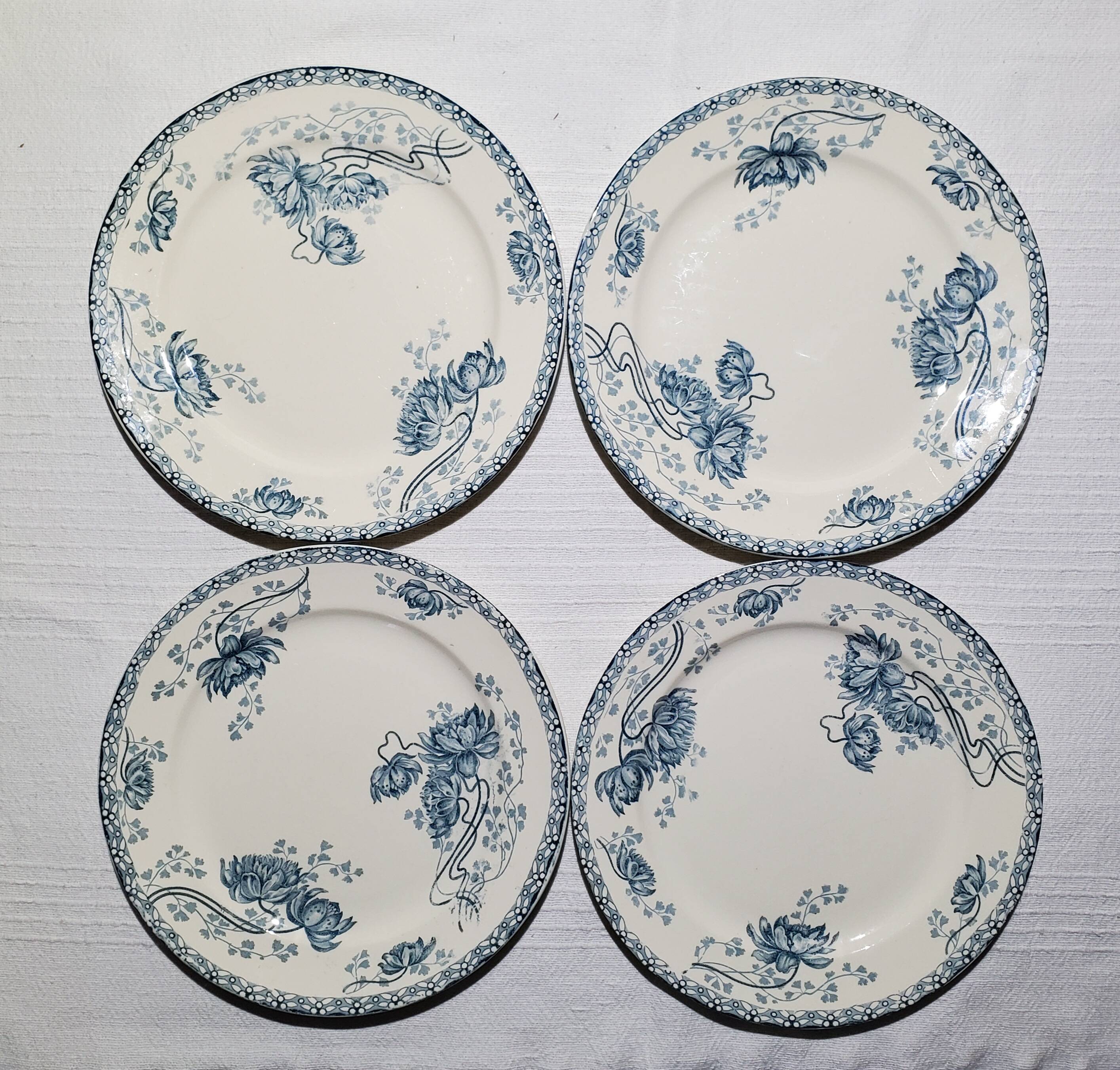 Lot de 4 assiettes plates de la faïencerie de Sarreguemines modèle Royat