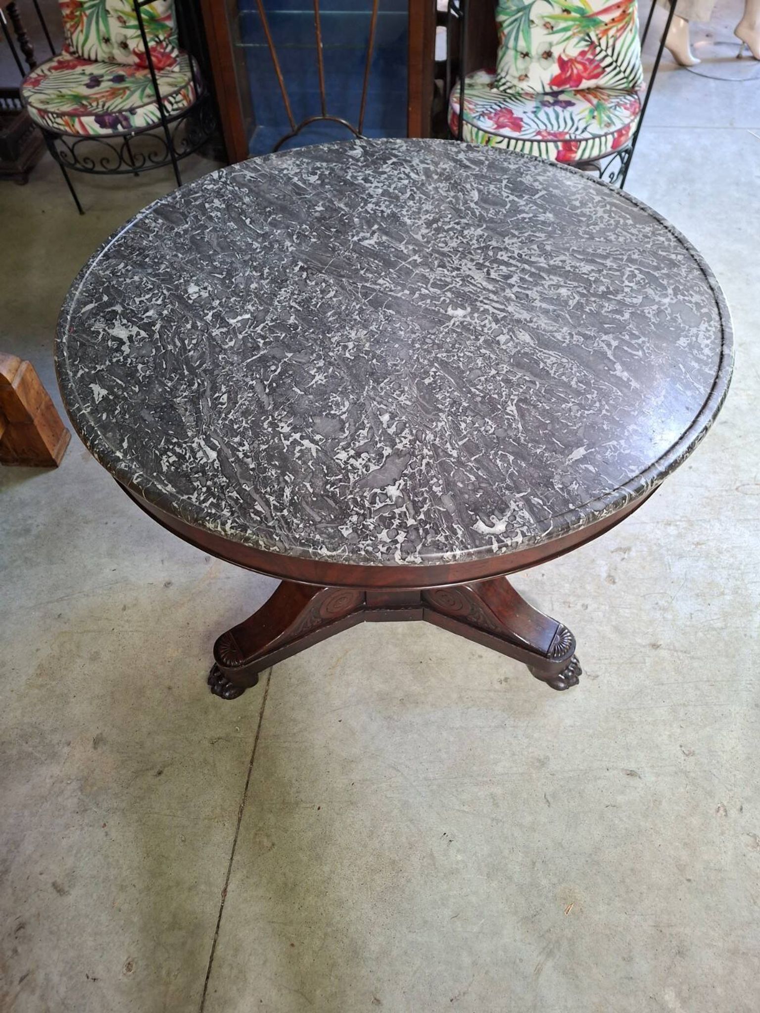 Round mahogany gueridon with a marble top – Empire Restoration period