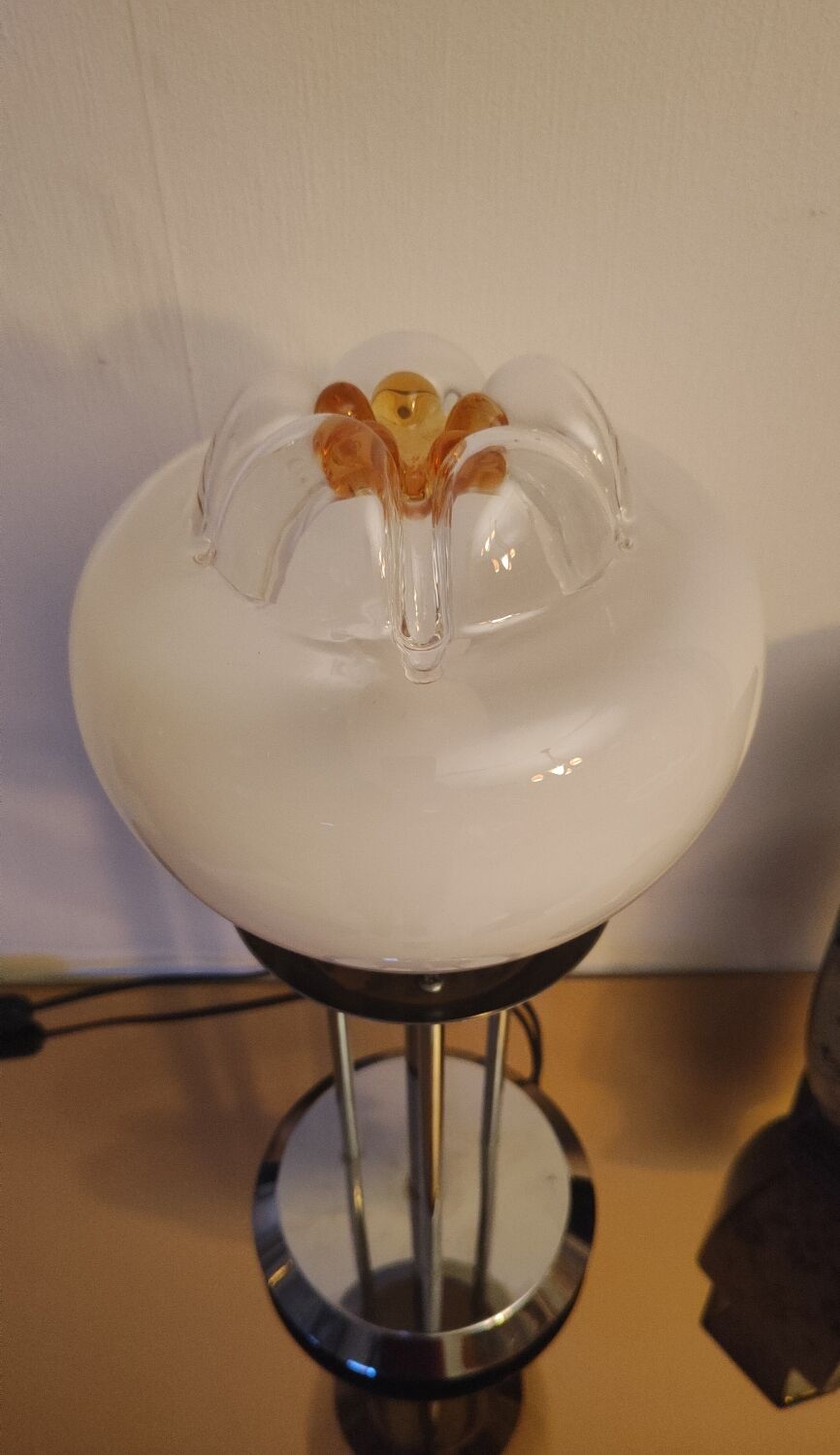 Lampe vintage en acier chromé et opaline mazzega 1980