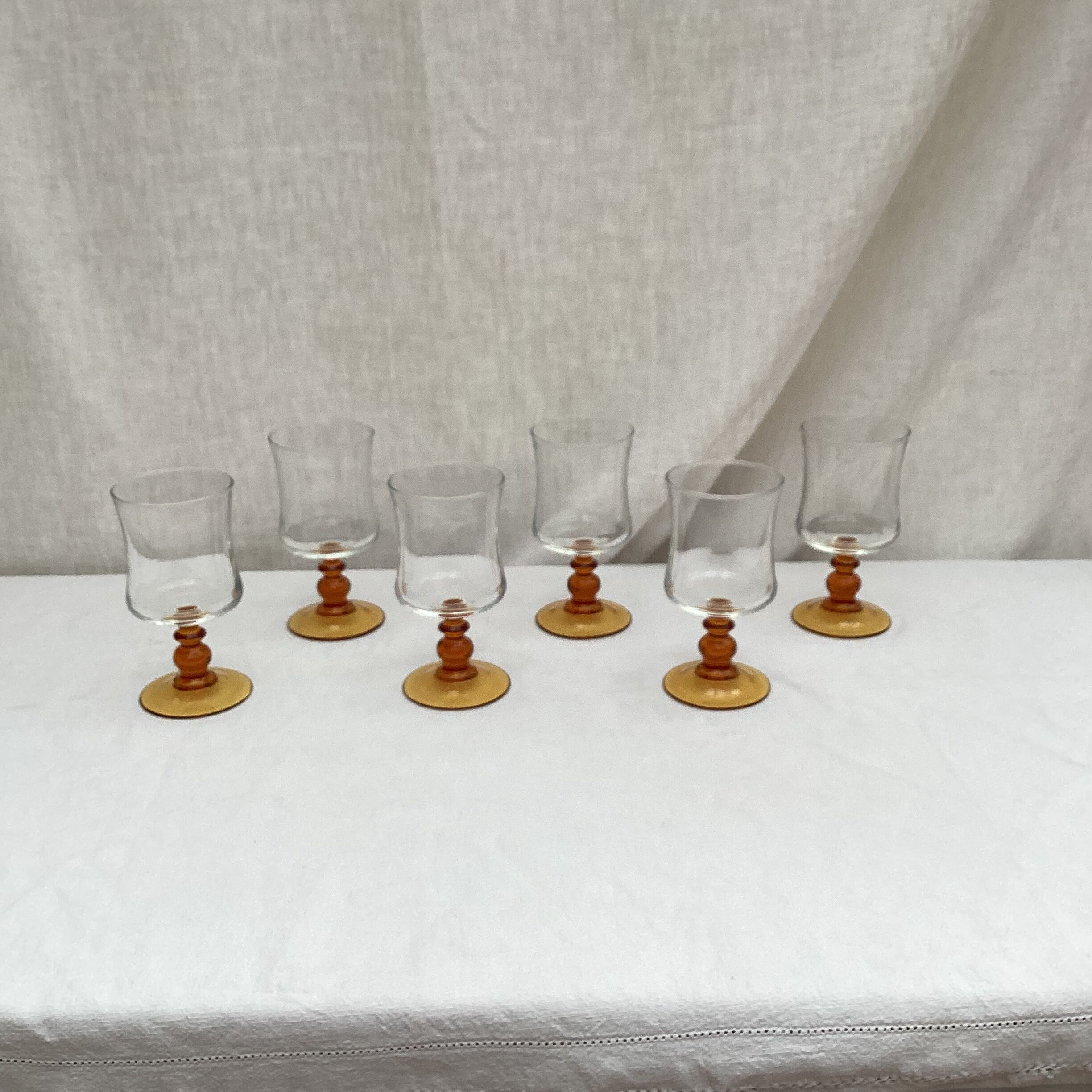 Lot de six verres à  pied estampillé France  dimension : hauteur -14cm- diamètre -7cm-