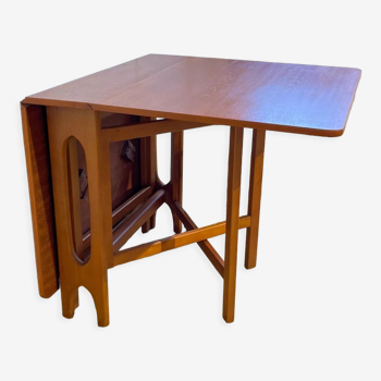 Scandinavian table with flaps
