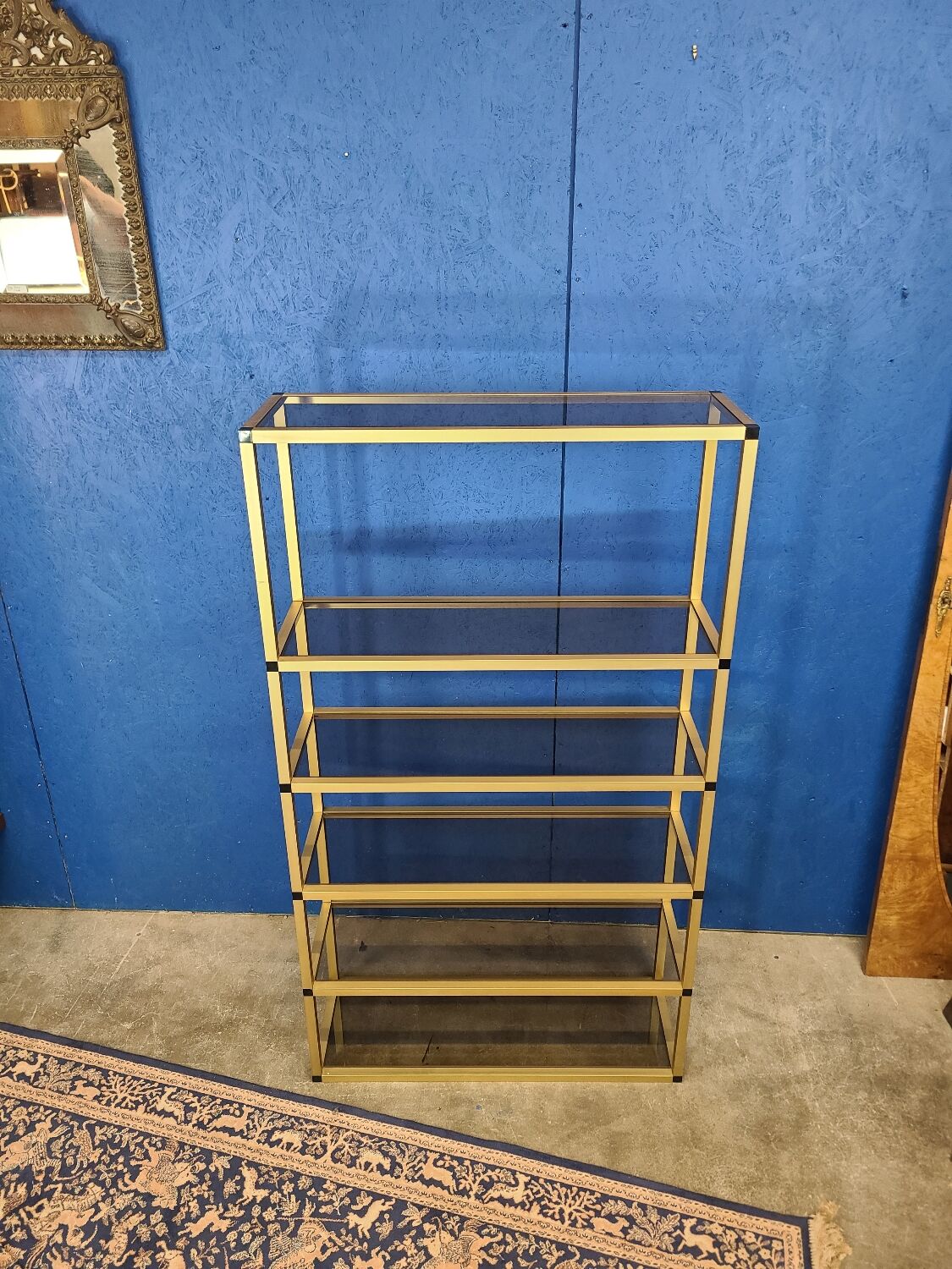 Étagère métal doré et verre fumé vers 1970