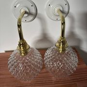 Paire d’appliques murales globes en verre ciselé