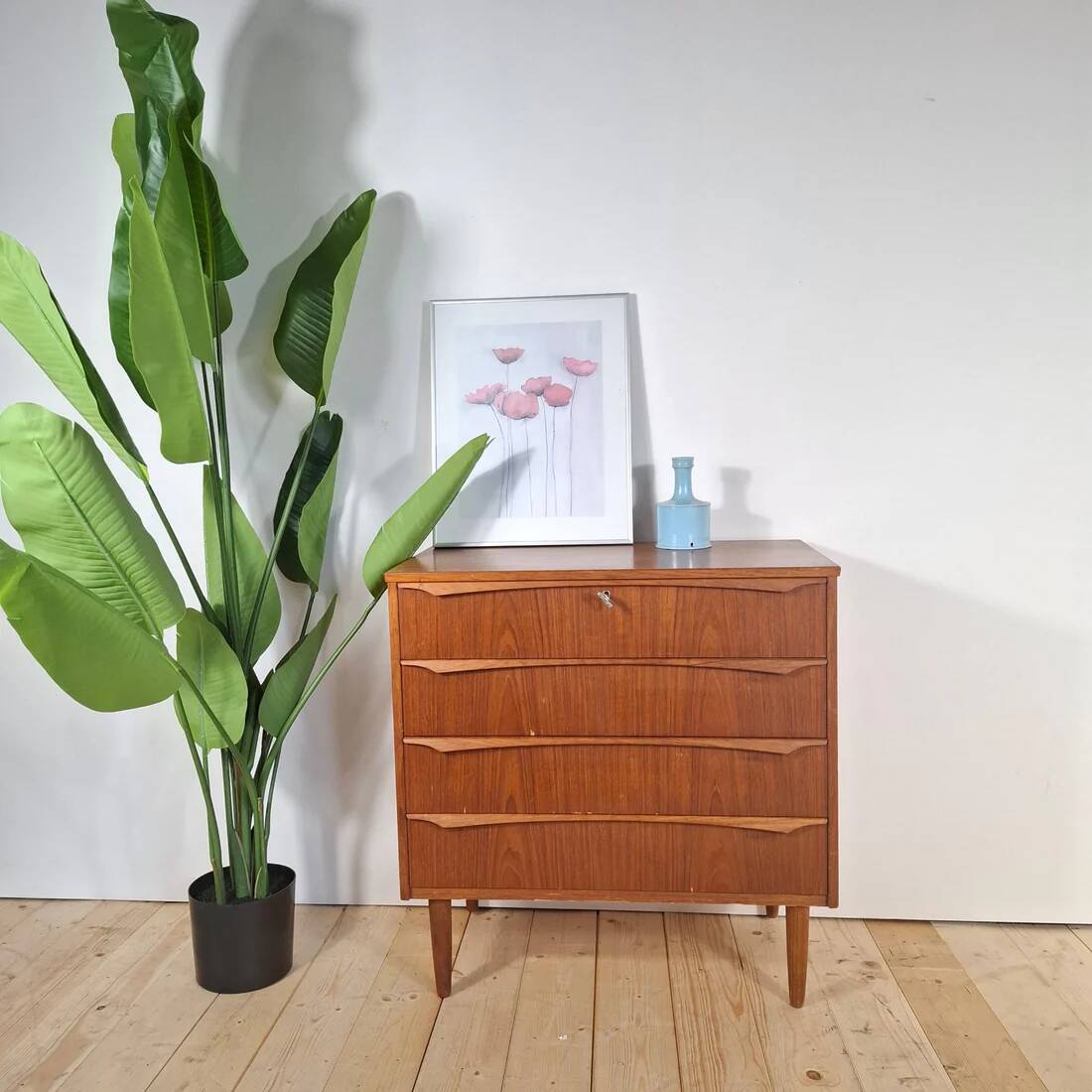 Small mid-century modern chest of drawers with four drawers – Scandinavian design in teak, 1960s