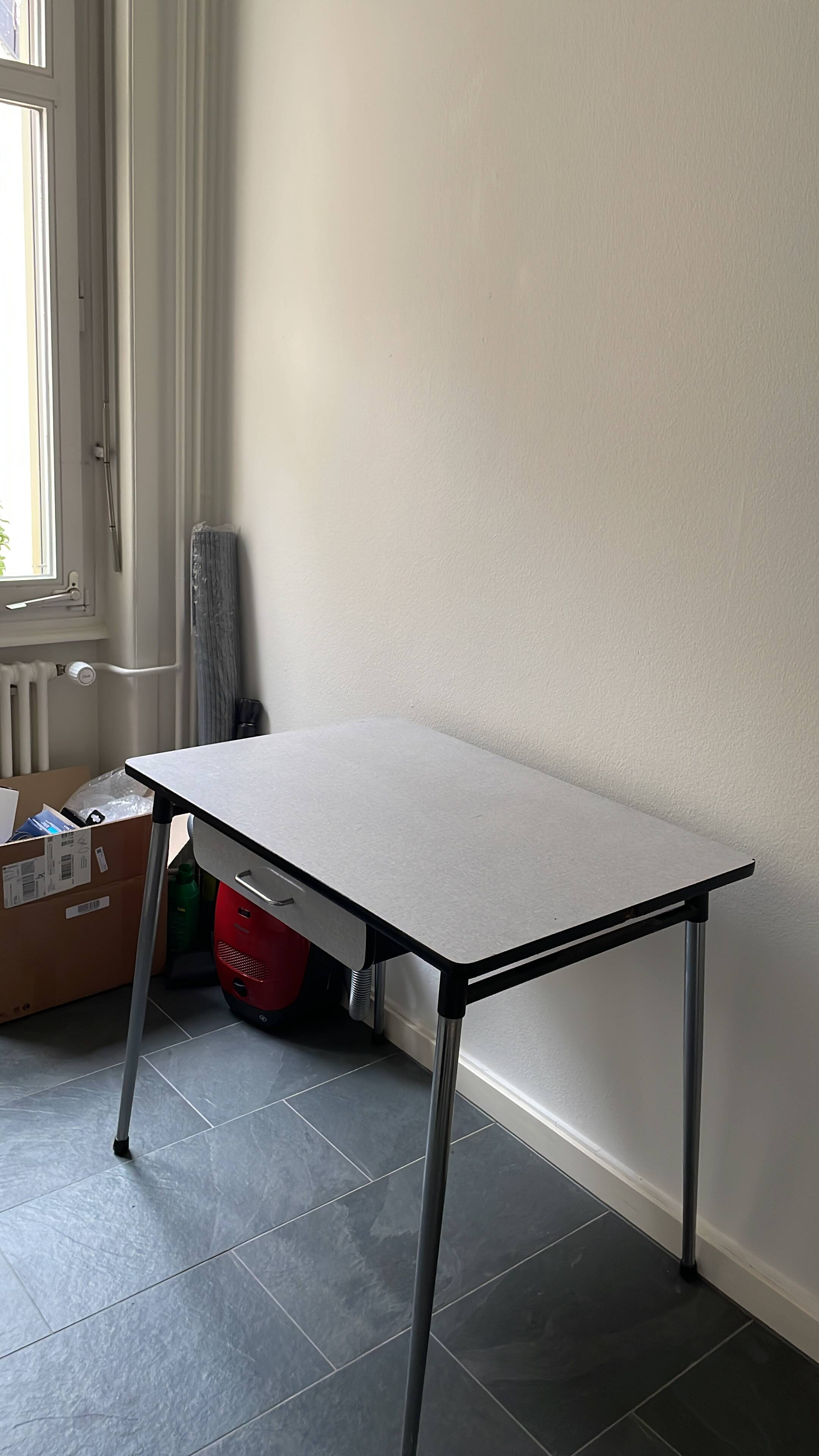 Table formica grise et ses 3 chaises